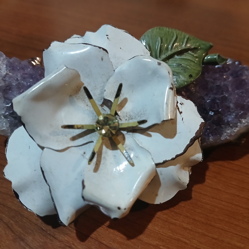 vintage 1960s LISNER metal & enamel brooch